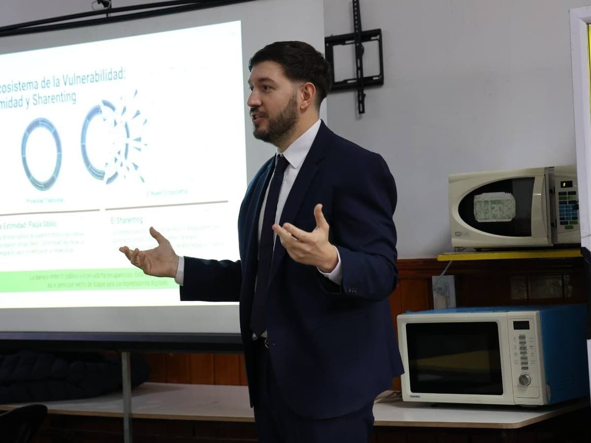 Acercándonos a la Comunidad” brindó herramientas para la prevención de riesgos digitales a estudiantes de la EPET
