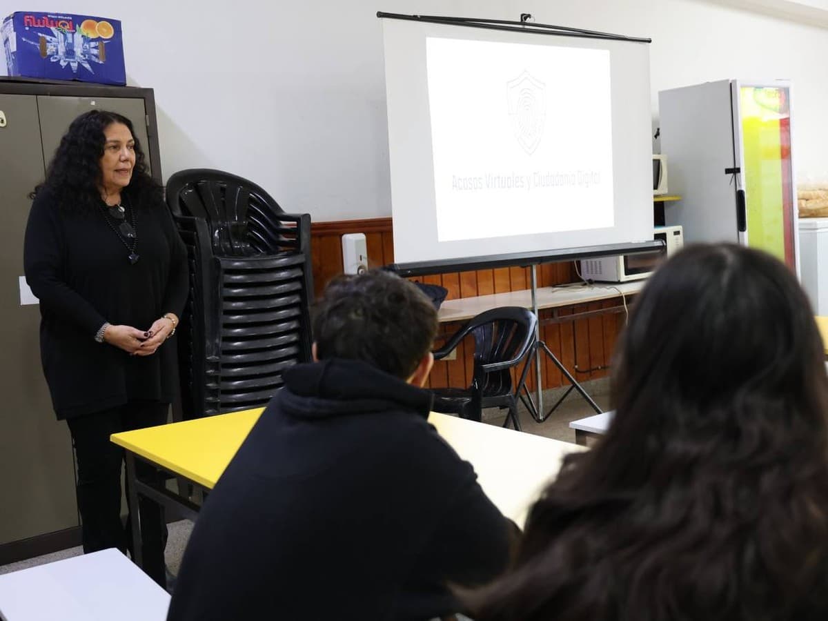 Acercándonos a la Comunidad” brindó herramientas para la prevención de riesgos digitales a estudiantes de la EPET