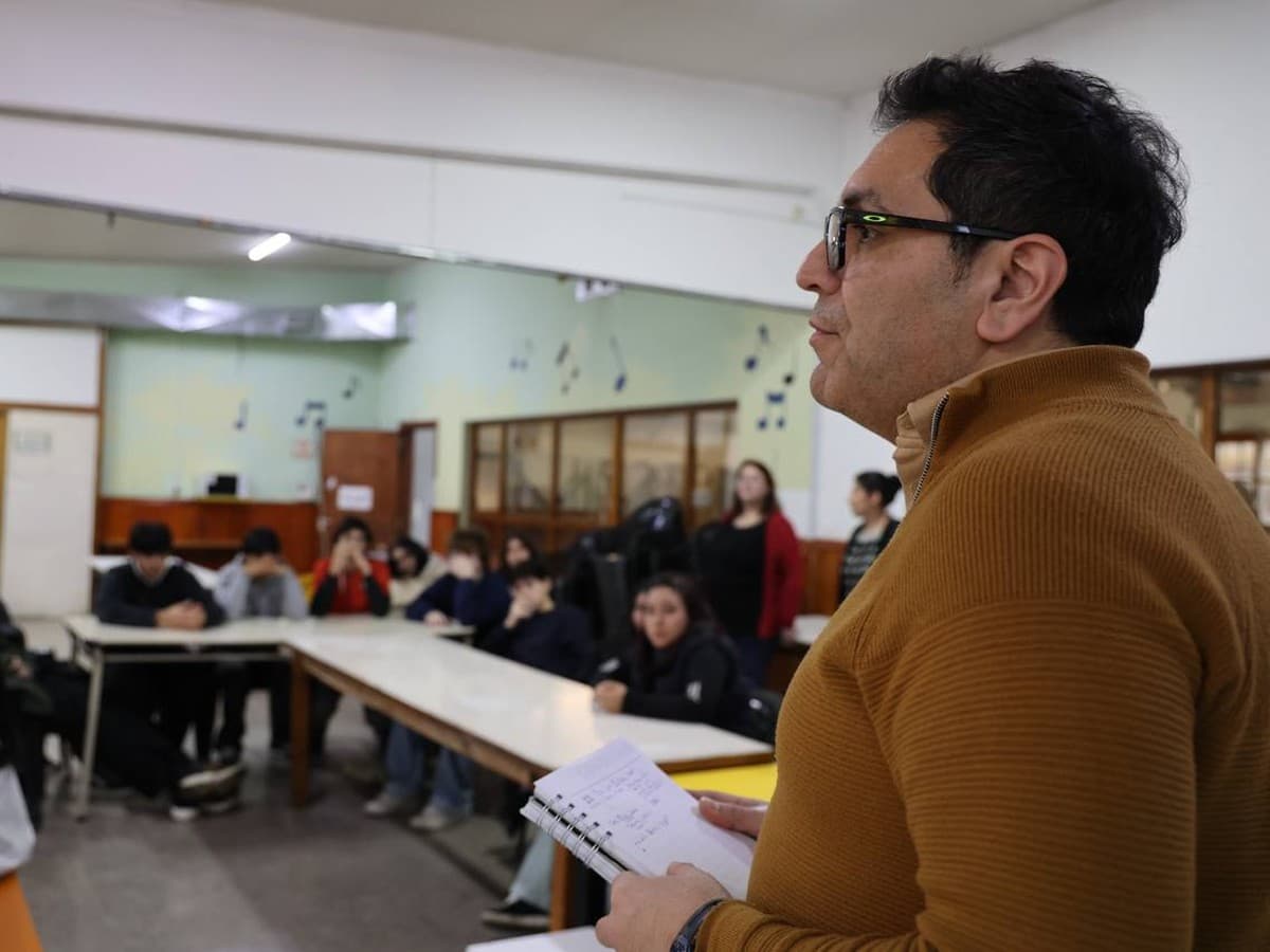 Acercándonos a la Comunidad” brindó herramientas para la prevención de riesgos digitales a estudiantes de la EPET